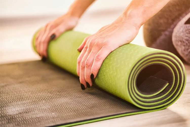 the best way to pick a yoga mat.